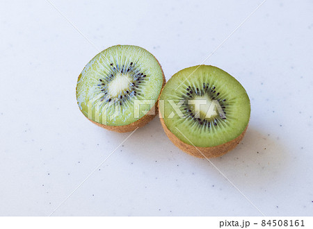 食べ頃のキウイフルーツ　ヘイワード 84508161