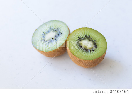 食べ頃のキウイフルーツ　ヘイワード 84508164