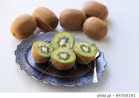 食べ頃のキウイフルーツ　ヘイワード 84508165