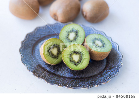 食べ頃のキウイフルーツ　ヘイワード 84508168