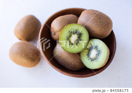 食べ頃のキウイフルーツ　ヘイワード 84508175