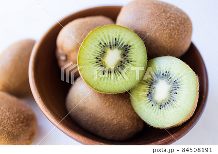食べ頃のキウイフルーツ　ヘイワード 84508191