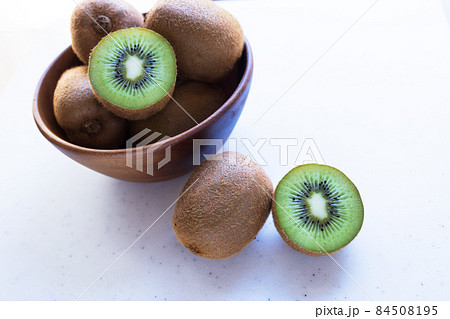 食べ頃のキウイフルーツ　ヘイワード 84508195