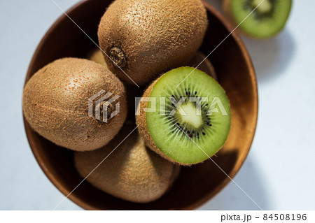 食べ頃のキウイフルーツ　ヘイワード 84508196