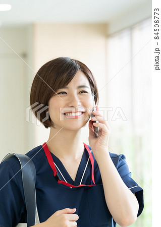 スマホで通話する医療従事者の女性 84508773