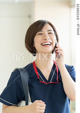 スマホで通話する医療従事者の女性 84508839
