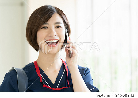 スマホで通話する医療従事者の女性 84508843