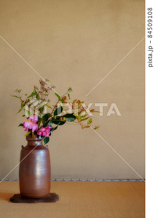 床の間と生け花 84509108