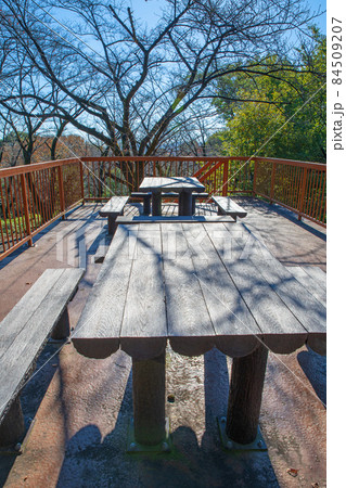 害要山展望台ベンチ 紅葉はじめ 秋の風景 害要山展望台ベンチ 紅葉はじめ 秋の風景 84509207