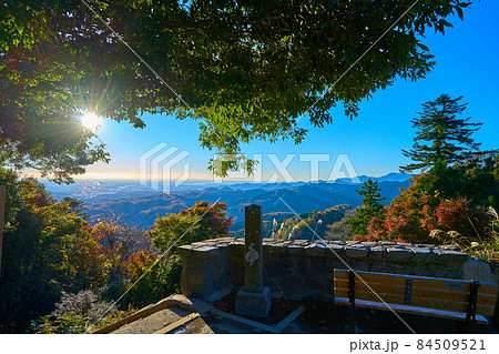 秋の東京八王子市高尾町の高尾山駅展望台付近から朝の都心方面を見る 秋の東京八王子市高尾町の高尾山駅展望台付近から朝の都心方面を見る 84509521