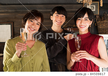 グラスで乾杯する3人　撮影協力「洋菓子店　sentiment」 84509817