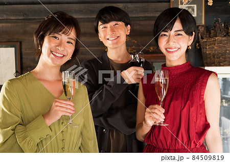 グラスで乾杯する3人　撮影協力「洋菓子店　sentiment」 84509819