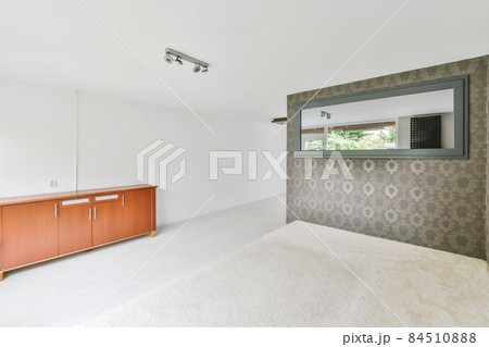 A mind-blowing room with luxurious parquet flooring 84510888