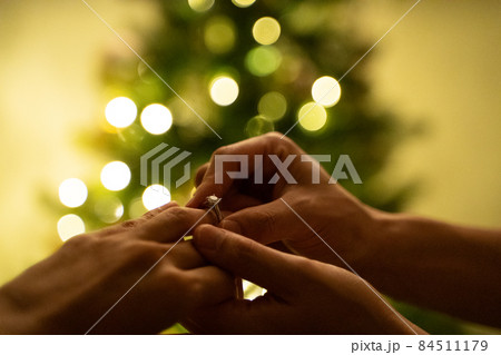 婚約指輪をはめるイメージ 84511179