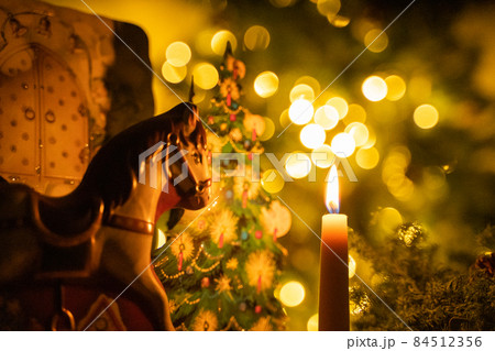 灯りのともったキャンドル 84512356