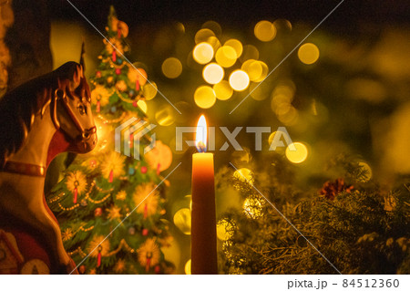 灯りのともったキャンドル 84512360
