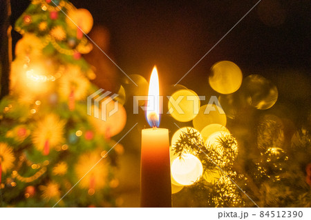 灯りのともったキャンドル 84512390