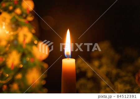 灯りのともったキャンドル 84512391