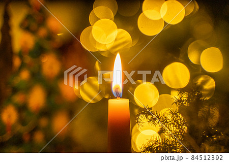 灯りのともったキャンドル 84512392