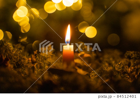 灯りのともったキャンドル 84512401