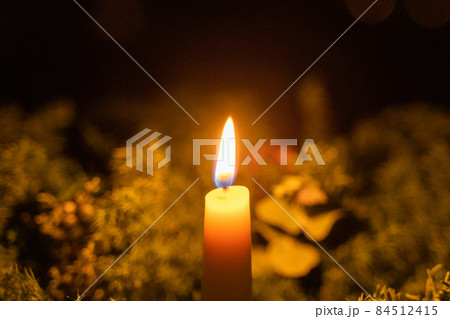 灯りのともったキャンドル 84512415