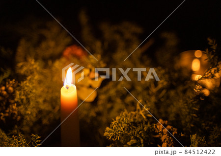 灯りのともったキャンドル 84512422