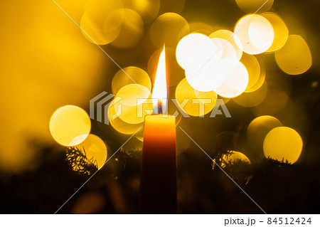 灯りのともったキャンドル 84512424