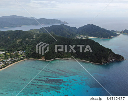 マネン崎展望所の上空から嘉鉄湾を望む 84512427