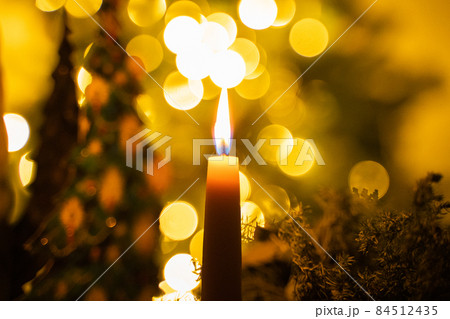 灯りのともったキャンドル 灯りのともったキャンドル 84512435