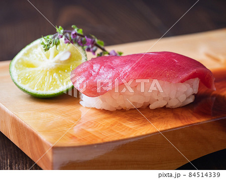 寿司下駄の上の本マグロの握り寿司。本マグロを使った贅沢な寿司。 寿司下駄の上の本マグロの握り寿司。本マグロを使った贅沢な寿司。 84514339