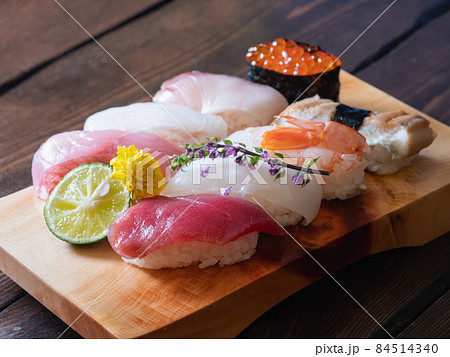 寿司下駄の上の握り寿司。本マグロや金目鯛、イクラなど贅沢なお寿司。 寿司下駄の上の握り寿司。本マグロや金目鯛、イクラなど贅沢なお寿司。 84514340