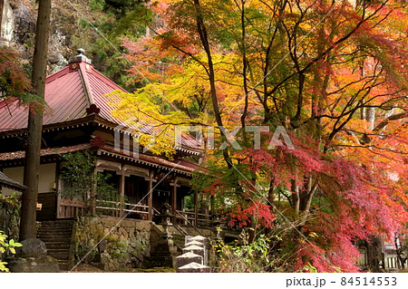 紅葉の黒瀧山不動寺 84514553