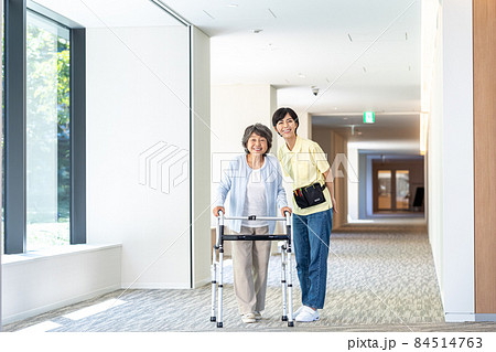 歩行器で歩くシニア女性と若いヘルパー 撮影協力「LINK FOREST」 歩行器で歩くシニア女性と若いヘルパー 撮影協力「LINK FOREST」 84514763