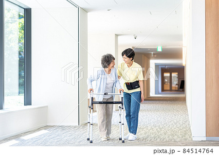 歩行器で歩くシニア女性と若いヘルパー　撮影協力「LINK FOREST」 84514764