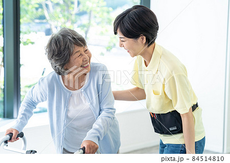 歩行器で歩くシニア女性と若いヘルパー　撮影協力「LINK FOREST」 84514810