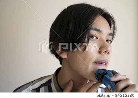 ひげを剃る男性 ひげを剃る男性 84515230