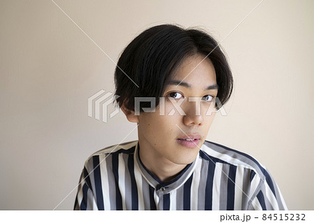 かっこいい男性のポートレート 84515232