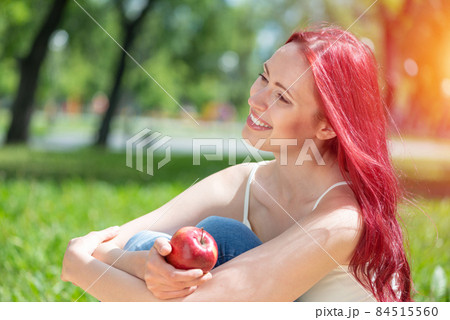 Portrait of a young attractive woman Portrait of a young attractive woman 84515560