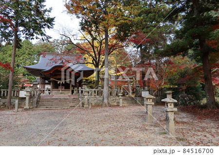 日本の神社仏閣：山口県山口市にある赤田神社と境内の紅葉 84516700