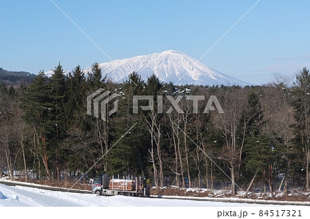 岩手県 岩手山と木材運搬用トラック 岩手県 岩手山と木材運搬用トラック 84517321