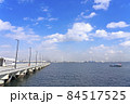 港と堤防先の水平線 84517525