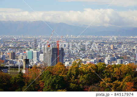 金華山ドライブウェィ展望台から見た初冬の岐阜市街 84517974