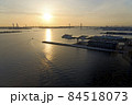 朝日が昇港町とボート	 84518073