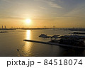 朝日が昇港町とボート	 84518074