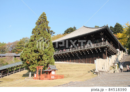 晴天の東大寺二月堂 84518390