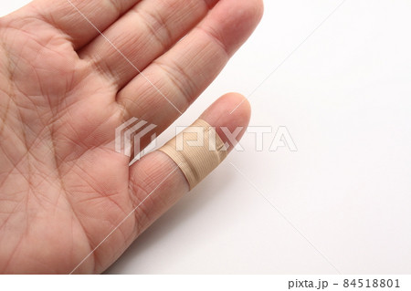 指に貼った絆創膏 84518801