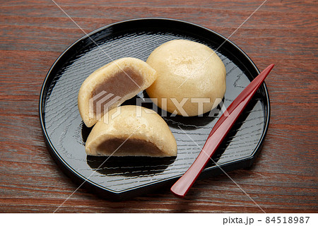 半分にカットした和菓子の酒饅頭 半分にカットした和菓子の酒饅頭 84518987