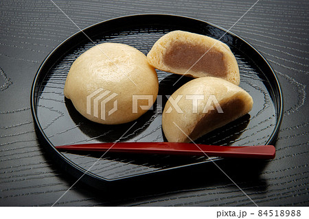 半分にカットした和菓子の酒饅頭 84518988
