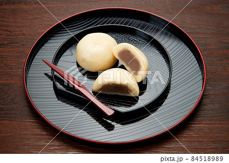 半分にカットした和菓子の酒饅頭 84518989