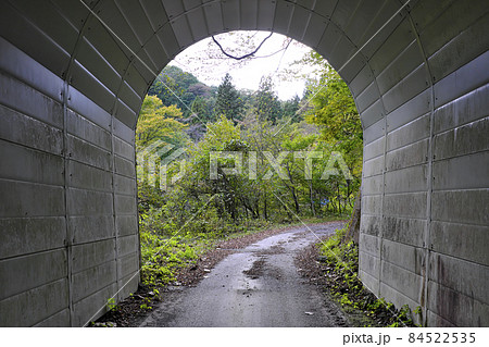 トンネルの出口 84522535